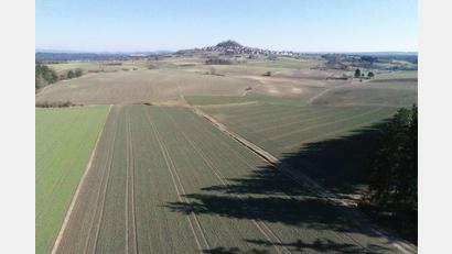 Bild: bey
Ob die Windräder den Blick auf Parkstein beeinträchtigen? Auch an dieser Frage scheiden sich die Geister. Im Marktgemeinderat Parkstein wird weiter hart über das Projekt diskutiert. Dennoch schreitet die Planung voran.