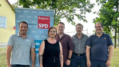Bild: Strobl/exb
Ein Teil des Vorstands (von links): Uwe Bergmann, die beiden Vorsitzenden Vanessa Pirke und Daniel Hutzler, Stellvertreter Gerald Dagner und Kassier Günter Schuller.