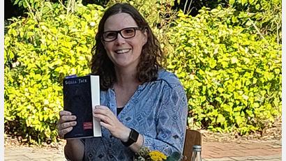 Bild: bö
Mehr als nur ein schöner Sommerabend war die Buchvorstellung des Frauenbundes im Grünen Klassenzimmer der Mittelschule in Ensdorf von Stefanie Erben mit kleinen Einblicken in verschiedene aktuelle Bücher