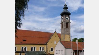Bild: le
Von 1. bis 25. August wird der Flossenbürger Pfarrer Georg Gierl den Flosser Pfarrer Max Früchtl vertreten. Danach ist es dann umgekehrt. Pfarrer Früchtl vertritt Pfarrer Gierl in Flossenbürg.