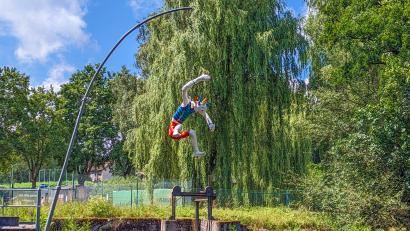 Bild: Sascha Fuchs/exb
Ist das Freude oder etwa Angst in den Augen von „Arschbombe“? Das dürfen die Betrachter des Kunstwerks des Ehepaars Kießling im Auenpark selbst interpretieren.