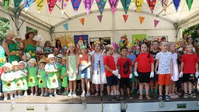 Bild: Christina Schmidt/exb
Zum großen Finale kamen alle Beteiligten der Aufführungen zum Sommerfest im Kinderhaus St. Michael Waldsassen auf die Bühne.