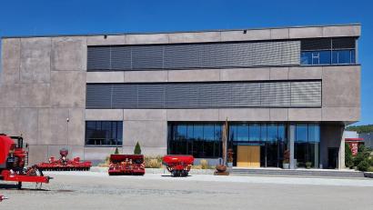 Bild: Thomas Dobler
Der Firmensitz der Horsch Maschinen GmbH befindet sich in diesem modernen Gebäude am Stadtrand von Schwandorf.