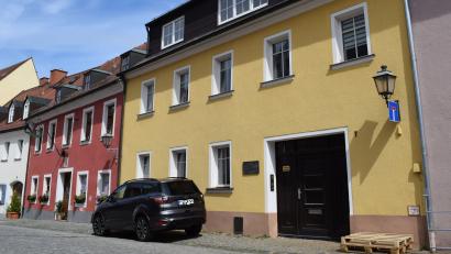 Bild: szl
In das Gebäude der ehemaligen Spenglerei Schneider (gelbes Haus) wollen die Inhaber und Betreiber des Hammerer-Zoigls nebenan (rotes Anwesen) Pensionszimmer und Wohnungen einrichten.