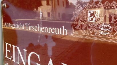 Bild: jut
Ein ehemaliger Jugendtrainer aus dem Landkreis Tirschenreuth stand wegen Vorwürfe der sexuellen Übergriffe vor Gericht. Nun ist ein Urteil gefallen.