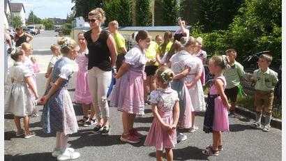 Bild: bk
Die Kindergruppe des Kirwavereins erfreut unter Leitung von Stefanie Ascherl mit Tänzen