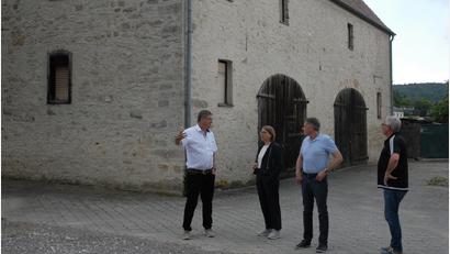 Bild: pop
Bürgermeister Peter Braun, Bundestagabgeordnete Susanne Hierl, 3. Bürgermeister Mathias Huger und 2. Bürgermeister Martin Bauer (von links) vor dem Theaterstadel.