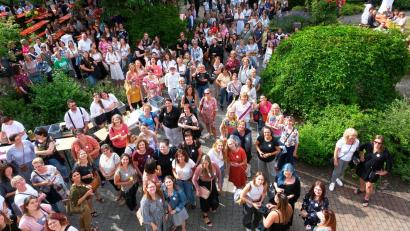 Bild: Peter Ringeisen/exb
Das Ehemaligenfest der Dr.-Johanna-Decker-Schulen, das in diesem Jahr zum ersten Mal stattfand, zog über 500 Besucherinnen an. Nur ein Teil von ihnen passte auf das Foto.
