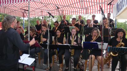 Bild: rn
Die Bigband Eschenbach bereitet mehr als 250 Musikfreunden ein Hörerlebnis niveauvollen Klangeffekten.
