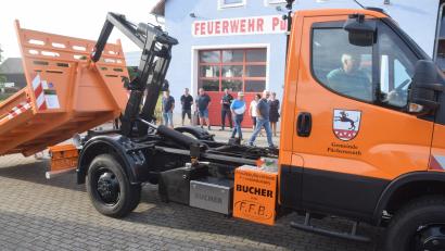 Bild: fz
Gemeinderat und Zuhörer lassen sich die Funktionen des neuen Püchersreuther Bauhof-Fahrzeugs demonstrieren.