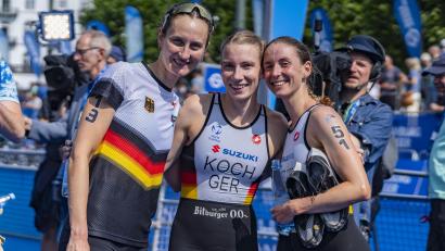Bild: DTU/Henning Angerer
Marlene Gomez-Göggel (rechts) freut sich mit Annika Koch (mitte) und Anabel Knoll (links) über den direkten Finaleinzug bei der Triathlon-WM in Hamburg.