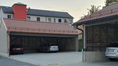 Bild: mas
Rechtzeitig zum 40. Geburtstag ist das Carport für die Autos der Schwestern der Sozialstaion fertig geworden.