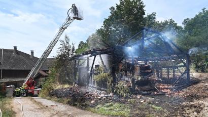 Bild: gf
Nur ein Gerippe aus qualmenden, verkohlten Balken ist von der Scheune in Schmalnohe übriggeblieben.