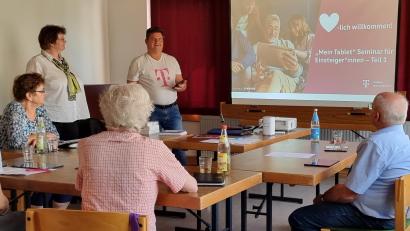 Bild: Mario Reichardt/exb
In Kooperation mit Mario Reichardt von der Telekom-Senioren-Akademie bot das Steinwaldnetz drei Tablet-Kurse für Einsteiger und Fortgeschrittene an.