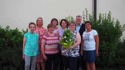 Bild: wmi
Langjährige Mitglieder erhalten und tragen einen Verein. Deshalb war es der KDFB-Führungsmannschaft (von li.) Elfriede Bauer, Martina Wiesnet, Veronica Geigenmüller, Sieglinde Persau, Elisabeth Nickl und Franziska Lautner eine besondere Freude Maria Anzer aus Schlammersdorf (vorne re.) für 20 Jahre Treue zum KDFB zu danken. Geistlicher Beirat Prior Adrian Kugler schloss sich den Glückwünschen gerne an.
