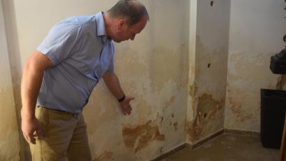 Bild: fz
"Das hat auch niemand in seiner Wohnung." Kirchenpfleger Markus Haug kann eine Vielzahl solcher abgeplatzten Stellen am Putz im Gotteshaus aufzeigen.