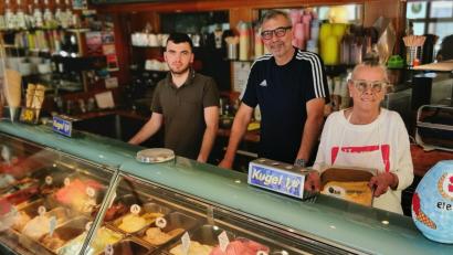 Bild: Portner
Daniela und Reiner Thunig produzieren und verkaufen seit 25 Jahren kühle Köstlichkeiten im Eiscafé „Primavera“ in Oberviechtach, derzeit unterstützt von Leonard Sorra (links) und dessen Bruder Klajdi (nicht im Bild).