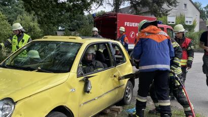 Bild: Marcel Krcelji/exb
Beim Berufsfeuerwehrtag zeigen die Jugendlichen auch, wie sie jemanden aus einem verunfallten Wagen retten.