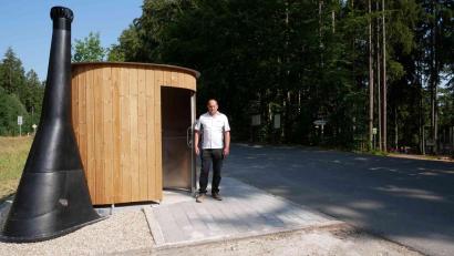 Bild: gz
Zweiter Bürgermeister Thomas Kleber begutachtet die neue öffentliche Toilette am Wildpark.