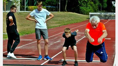 Archivbild: R. Kreuzer
Egal, ob Groß oder Klein: Beim Familientag zum Ablegen des Deutschen Sportabzeichens des BLSV dürfen alle ran. Genau wie 2022 wird der Tag auf dem Gelände der Realschule Weiden über die Bühne gehen.