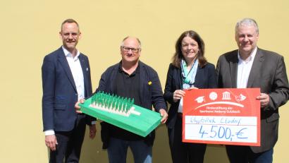 Bild: Kathrin Schmidt/exb 
Über die finanzielle Unterstützung freuten sich Ideengeber Wilhelm Koch (Zweiter von links), Stiftungsratsvorsitzender Thomas Pickel und die Stiftungsratsmitglieder Sonja Kalb sowie Landrat Richard Reisinger (von links).