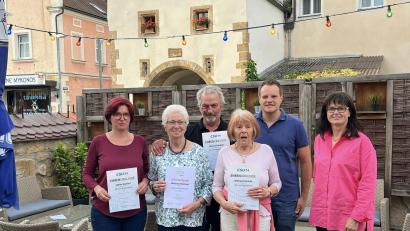 Bild: Jonas Dittrich/exb
Vilsecks CSU-Ortsvorsitzender Jonas Dittrich (Zweiter von rechts) konnte beim alljährlichen Sommerfest zusammen mit Birgit Barth (links) verdiente Mitglieder ehren.