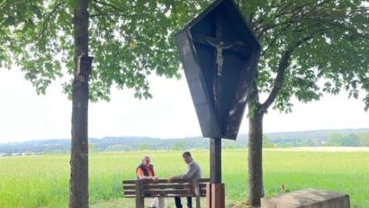 Bild: sne
Wilhelm Specht (links) übergibt das Spechtkreuz an die Stadt Grafenwöhr. Bürgermeister Edgar Knobloch freut es.