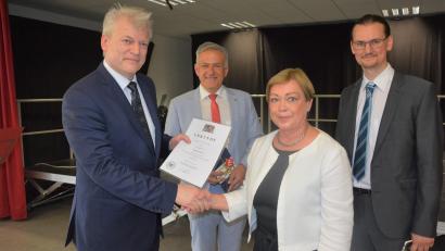 Bild: jr
Ministerialbeauftragte Anette Kreim überreichte an Oberstudiendirektor Matthias Weiser die Ernennungsurkunde und gratulierte Martin Putzlocher (rechts) zum stellvertretenden Schulleiter. Glückwünsche gab es dazu von Landrat Roland Grillmeier.