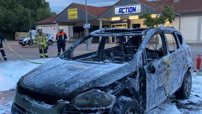 Bild: Polizeiinspektion Marktredwitz
Der Ford brannte auf dem Parkplatz in Marktredwitz komplett aus.