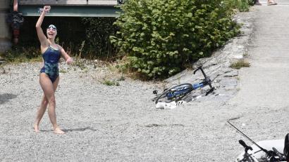 Bild: Oliver Halder
Jubel am Ziel: Simone Bayer bedankt sich nach erfolgreicher Bodensee-Breitenquerung mit geballter Faust beim Begleitboot.