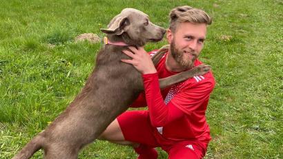 Bild: A. Schwarzmeier
Fußball und Hündin "Lola" sind die wichtigsten Hobbys von Felix Frank.