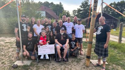 Bild: M. Popp/exb
Einen Spendenscheck über 5500 Euro übergaben die Vereinsmitglieder an Nico Bayerl.