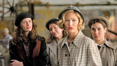 Bild: agentur_dpa
Die Dozentin Katherine Watson (Julia Roberts, links) steht in "Mona Lisas Lächeln" neben ihrer Schülerin Joan Brandwyn (Julia Stiles, Zweite von rechts) und deren Kommilitoninnen.