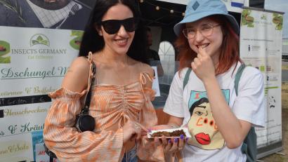 Bild: Kunz
Maria und Julia machen den Härtetest. Wirklich lecker so ein Mehlwurm.