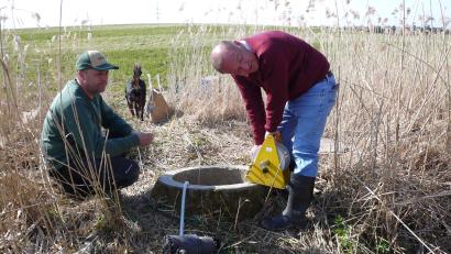 Bild: Regina Wolfohr/exb
Auf dem Grund von Josef Peter (links) liegt die Heilquelle. Das Foto zeigt ihn 2018 gemeinsam mit Diplomgeologe Georg Schießl vom Laboratorium Hydroisotop aus Schweitenkirchen bei der Entnahme der Wasserprobe.