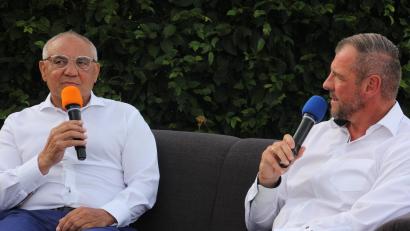 Bild: kro
Auf dem schwarzen Kanapee: Felix Magath (links) und Huberth Rosner.