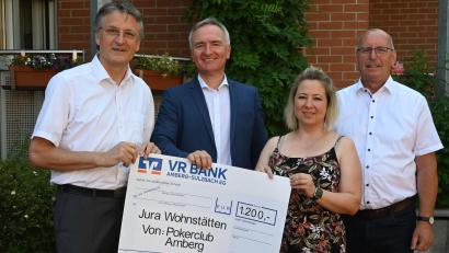 Bild: gf
Nach dem Poker-Turnier fließen 1200 Euro als Spende an die Jura-Wohnstätten. Von links: Erwin Stangl, Harald Schwartz, Caroline Pirner und Eduard Freisinger.