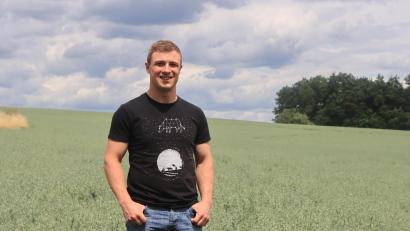 Bild: olr
Junglandwirt Nikolai Rupprecht in seinem Haferfeld.