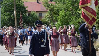 Bild: bö
Den Festzug zum 130-Jährigen der Feuerwehr Ransbach führten die Fahnenabordnung und Festdamen der Jubelwehr an.