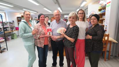Bild: jzk
Anita Heindl (Dritte von rechts) übergab Andreas Steinl (Vierter von rechts) eine Geldspende für die Kinderkrebshilfe Oberpfalz.