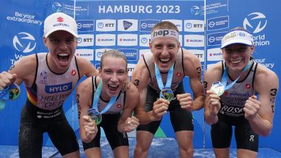 Bild: Marcus Brandt/dpa
Die neuen Triathlon-Mannschafts-Weltmeister vom Team Deutschland: (von links) Tim Hellwig, Annika Koch, Simon Henseleit und Laura Lindemann jubeln mit ihren Goldmedaillen nach der Siegerehrung