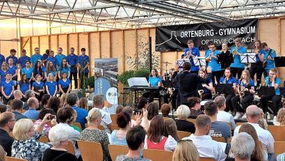 Bild: lg
Die OGO-Bigband und der OGO-Chor unter Leitung von Andreas Lehmann beeindrucken auch dank einer hervorragenden Akustik im gläsernen Gewächshaus ihr Publikum.