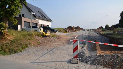 Bild: ak
Strom-, Breitband-, Kanal- und Wasserleitungen sind im Baugebiet „Kirchsteig“ bereits verlegt. Derzeit läuft der Straßenbau. Die Erschließung soll im August abgeschlossen werden.