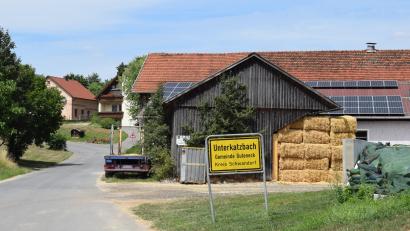 Bild: bnr
Das Ortsschild von Unterkatzbach soll weiter an den Ortsrand versetzt werden, damit auch dort die Geschwindigkeitsbeschränkung auf 50 Kilometer in der Stunde Gültigkeit hat.