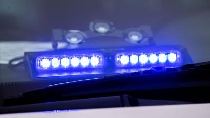 Symbolbild: Lino Mirgeler/dpa
Ein Blaulicht leuchtet unter der Frontscheibe eines Einsatzfahrzeugs der Polizei. Bei Kaltenbrunn hatte ein Autofahrer am Sonntagmorgen Glück, dass bei seinem Unfall nicht Schlimmeres passierte.