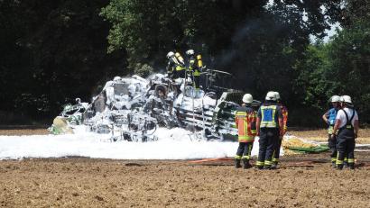 Bild: krb
Die brennende Maschine versinkt unter einem Schaumteppich, der die Flammen letztlich erstickt.