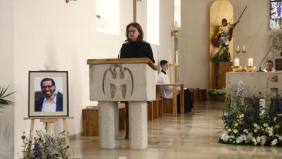 Bild: Hirsch
Geschäftführerin Claudia Donhauser hielt in der Kirche Klardorf den Nachruf auf ihren verstorbenen Geschäftspartner und Großcousin Thomas Donhauser.