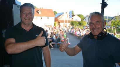 Bild: jr
Die beiden DJ´s Rainer Ott (links) und Alex Fellner verbreiteten am Freitagabend bei der Strandparty gute Laune und erinnerten mit ihren Musik an längst vergangene Zeiten.