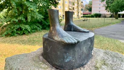 Bild: Gabi Schönberger
Wem gehören diese Füße? Wo ist der Rest? Die vor Jahren zerstörte Bronzeskulptur des Künstlers Günter Mauermann gibt Rätsel auf.