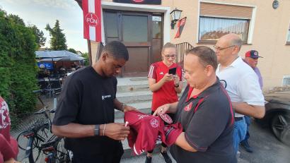 Bild: mr
Eines seiner letzten Autogramme als Club-Stürmer: Kwadwo Duah (links) am Freitagabend beim Fanclub-Besuch in Schwandorf.